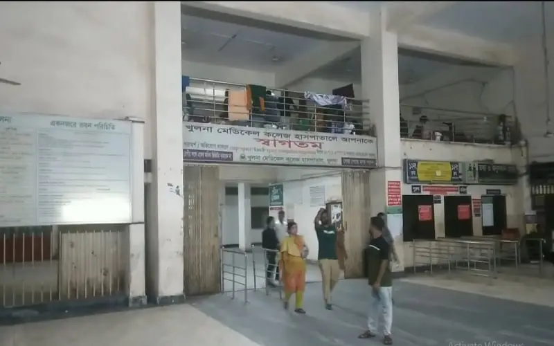 খুলনা শহরের একটি বাস টার্মিনাল বা স্টেশন, কিছু মানুষ চলাফেরা করছে।. Channel i News - চ্যানেল আই নিউজ