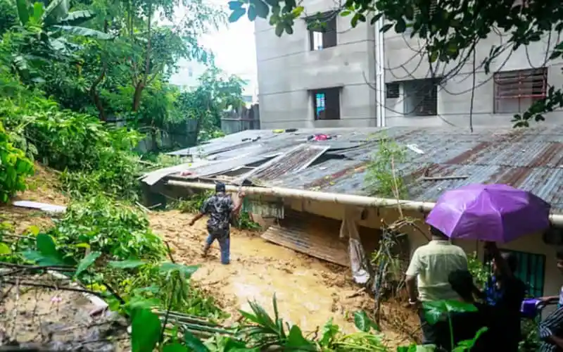 চট্টগ্রামে পাহাড়ধসে ক্ষতিগ্রস্ত এলাকা, মানুষ ও যানবাহন ক্ষতিগ্রস্ত. Channel i News - চ্যানেল আই নিউজ