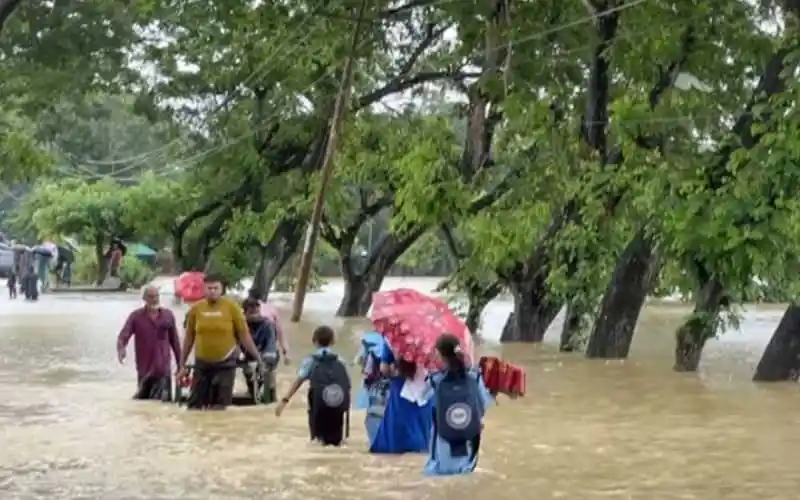 খাগড়াছড়িতে প্রবল বৃষ্টিতে জলাবদ্ধতা, মানুষ পানিতে হাঁটছে. Channel i News - চ্যানেল আই নিউজ