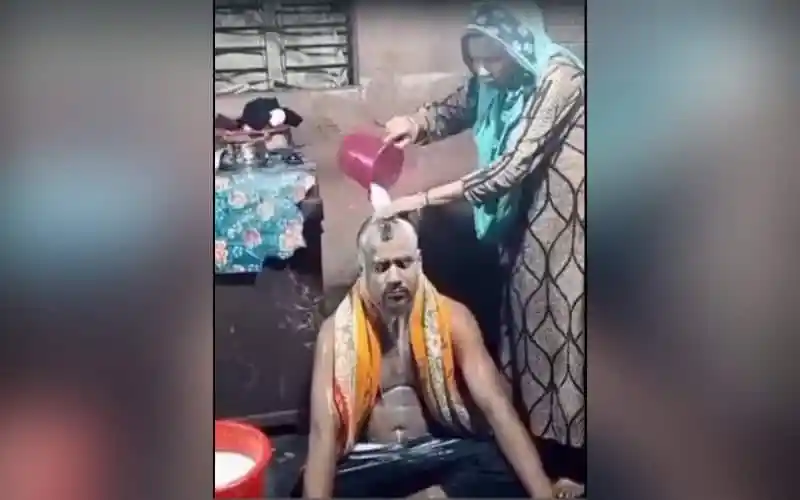 গোসলের সময় মাদক ব্যবসায়ীর ছবি, পানিতে বসে আছেন।. Channel i News - চ্যানেল আই নিউজ