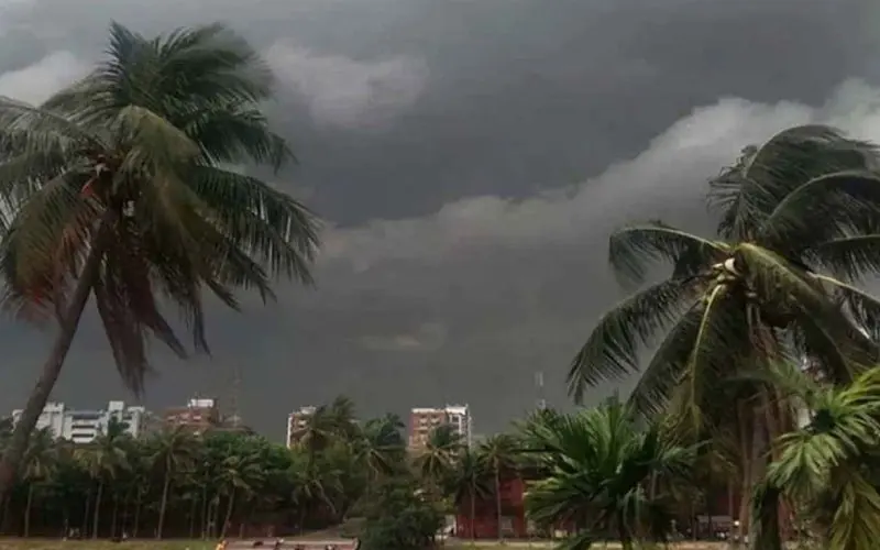ঝড়ো হাওয়া ও বজ্রবৃষ্টির আশঙ্কা, কালো মেঘে আকাশ ঢেকে গেছে. Channel i News - চ্যানেল আই নিউজ