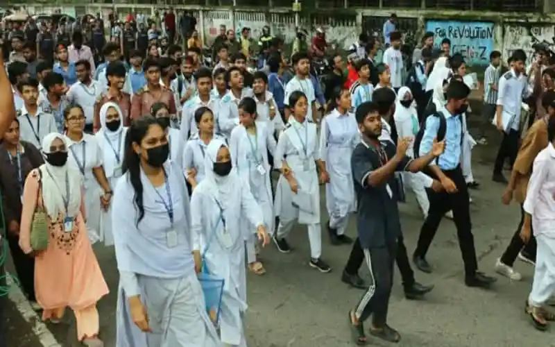 শিক্ষার্থীরা সচিবালয়ের পথে তিন দফা দাবিতে রাস্তায় নেমেছে. Channel i News - চ্যানেল আই নিউজ