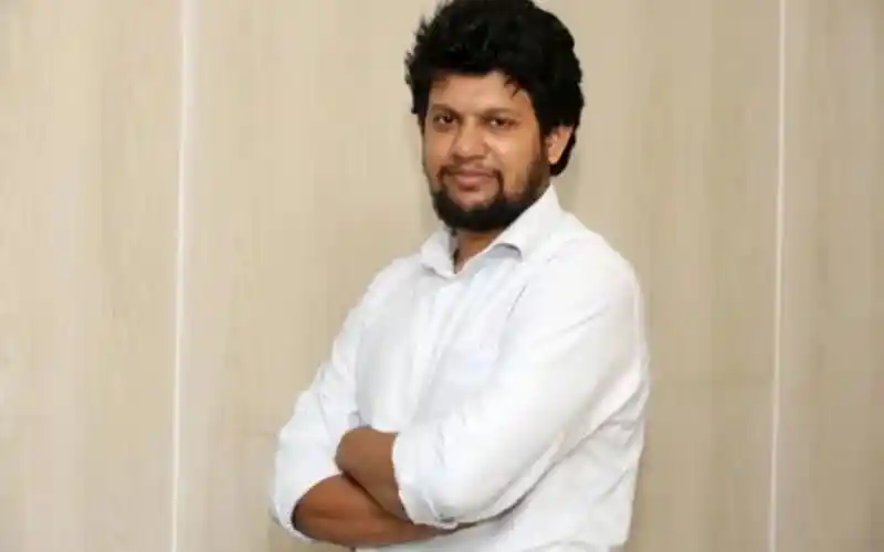 মাহফুজের ছবি, তিনি একজন বক্তা বা নেতা, হাসিমুখে দাঁড়িয়ে আছেন. Channel i News - চ্যানেল আই নিউজ