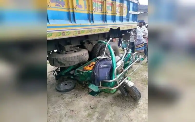 ময়মনসিংহে সড়ক দুর্ঘটনায় ট্রাকের নিচে পড়ে যাওয়া অটোরিকশা. Channel i News - চ্যানেল আই নিউজ