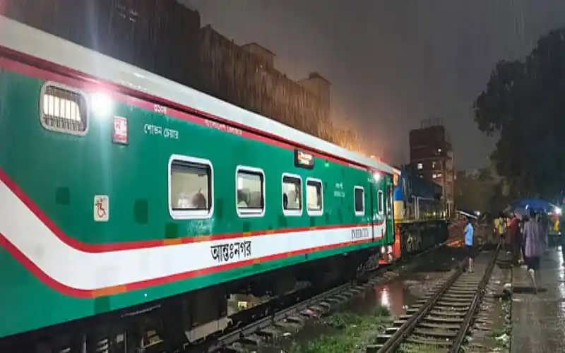 রেললাইন ডুবে যাওয়ায় কক্সবাজার এক্সপ্রেস বাতিল, পর্যটক দুর্ভোগ. Channel i News - চ্যানেল আই নিউজ