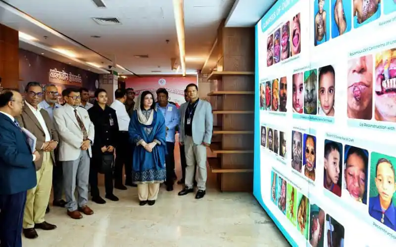 চ্যানেল আই অনলাইন এর ছবি যেখানে দর্শকরা ছবি প্রদর্শনী দেখছেন. Channel i News - চ্যানেল আই নিউজ