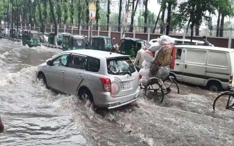 রাজধানীতে ভারী বৃষ্টিতে জলাবদ্ধতা ও যানজট সৃষ্টি. Channel i News - চ্যানেল আই নিউজ