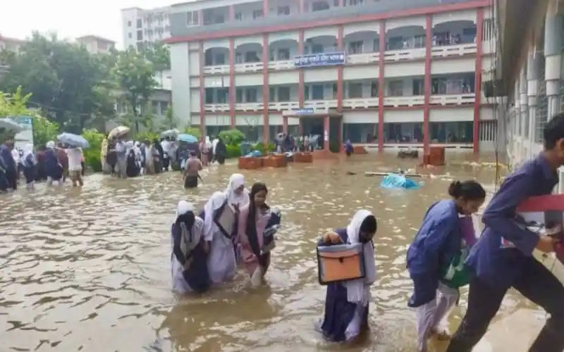 কুমিল্লায় জলাবদ্ধতায় স্কুলে শিক্ষার্থীরা পরীক্ষা দিতে যাচ্ছে. Channel i News - চ্যানেল আই নিউজ