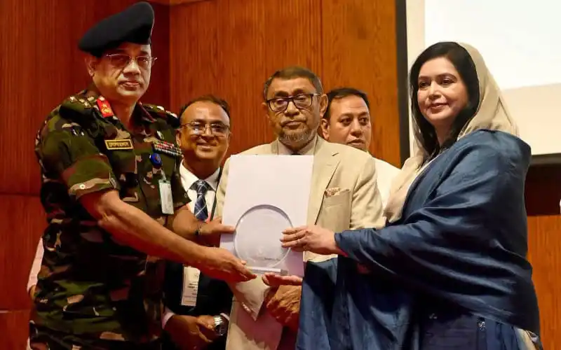শ্রদ্ধাঞ্জলি ও স্মরণসভায় ডা. জুবাইদা রহমানের সঙ্গে সেনা কর্মকর্তা ও অতিথিরা. Channel i News - চ্যানেল আই নিউজ