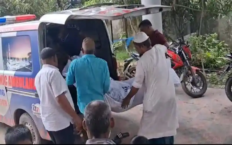 নার্স হাছিনার মরদেহ হাসপাতালে নেওয়া হচ্ছে, বেশ কয়েকজন মানুষ উপস্থিত. Channel i News - চ্যানেল আই নিউজ