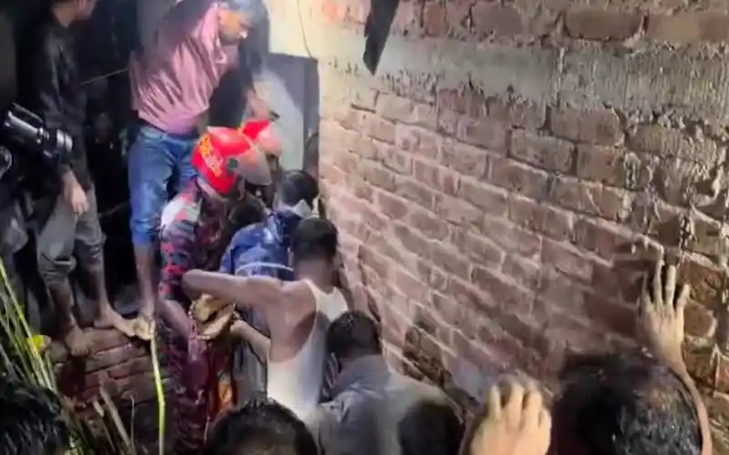 কক্সবাজারে পাহাড় ধসে গৃহবধূ নিহতের ঘটনায় উদ্ধার কাজ চলছে. Channel i News - চ্যানেল আই নিউজ
