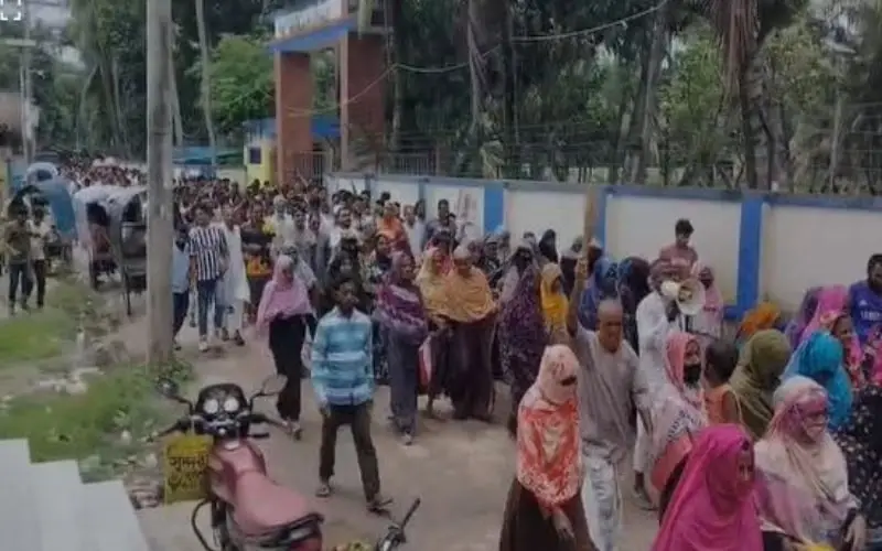 জনগণের ভিড়, শ্যামনগরে অবাঞ্চিত ঘোষণা নিয়ে প্রতিবাদ. Channel i News - চ্যানেল আই নিউজ
