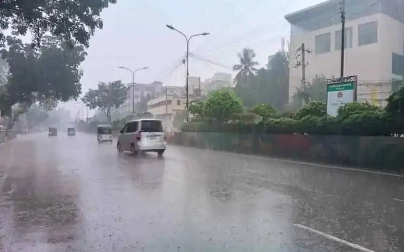 ঢাকাসহ ৮ অঞ্চলে বজ্রবৃষ্টির সম্ভাবনা, ভারী বৃষ্টি ও বজ্রপাতের সতর্কতা. Channel i News - চ্যানেল আই নিউজ
