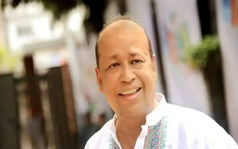 বাংলাদেশের একজন জনপ্রিয় রাজনীতিবিদ হাসিমুখে ছবি তুলেছেন।. Channel i News - চ্যানেল আই নিউজ