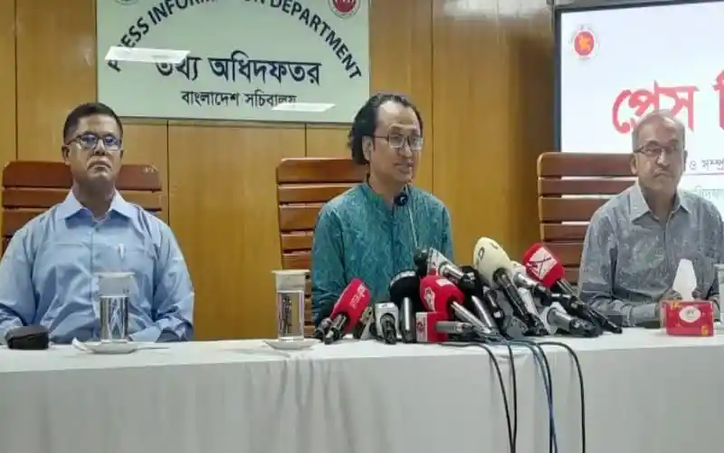 বাংলাদেশের পুলিশ কর্মকর্তারা সংবাদ সম্মেলনে বক্তব্য দিচ্ছেন।. Channel i News - চ্যানেল আই নিউজ