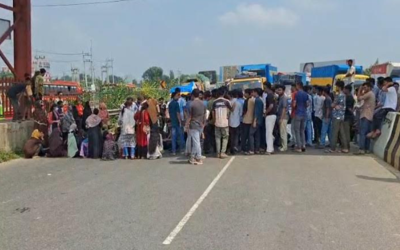 শিক্ষামন্ত্রীর পদত্যাগের দাবিতে ঢাকা-টাঙ্গাইল মহাসড়ক অবরোধ