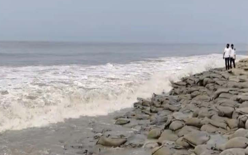 পটুয়াখালী সমুদ্রবন্দরে মুষলধারে বৃষ্টি ও ঢেউ. Channel i News - চ্যানেল আই নিউজ