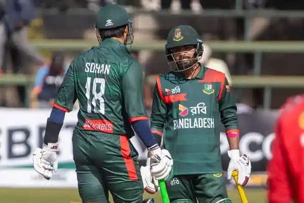 বাংলাদেশ ক্রিকেট দলের দুই ব্যাটসম্যান মাঠে আলোচনা করছে।. Channel i News - চ্যানেল আই নিউজ