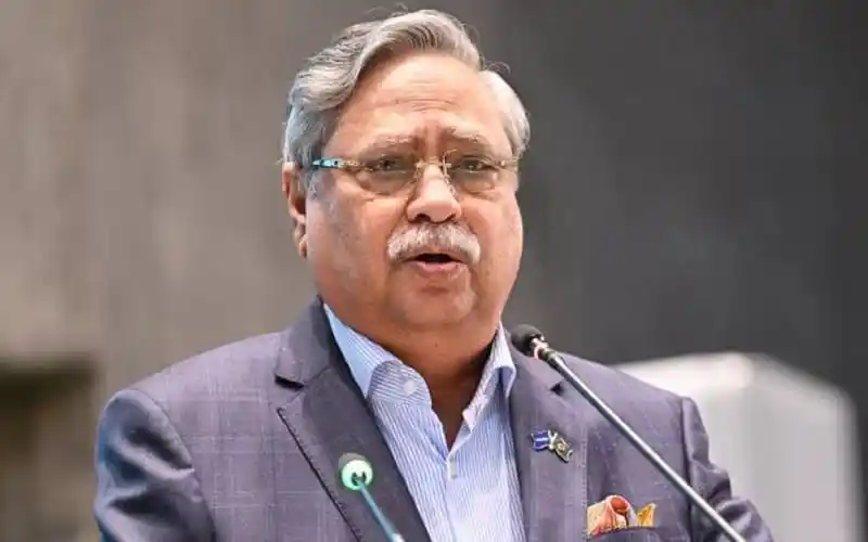 বাংলাদেশের একজন রাজনীতিবিদ বক্তৃতা দিচ্ছেন, পেশাদার পোশাক পরা. Channel i News - চ্যানেল আই নিউজ