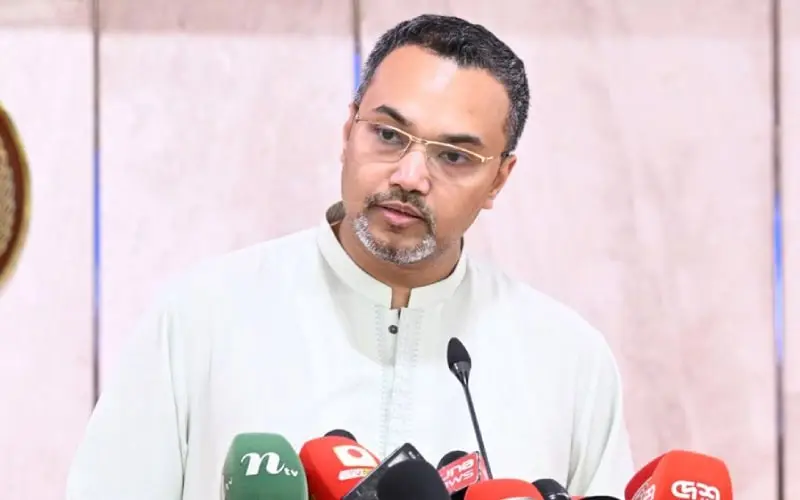 বাংলাদেশের একজন নেতা সাংবাদিকদের প্রশ্নের উত্তর দিচ্ছেন. Channel i News - চ্যানেল আই নিউজ
