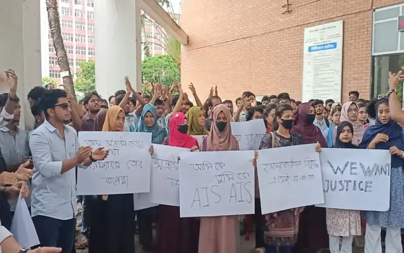 যবিপ্রবিতে শিক্ষার্থীদের বিক্ষোভ ও বিচারের দাবিতে মানববন্ধন।. Channel i News - চ্যানেল আই নিউজ