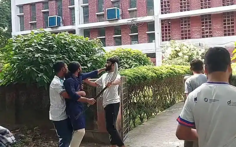 আহত শিক্ষার্থীর সঙ্গে মারধরকারীদের ধাক্কাধাক্কি, শিবির নেতাকর্মীরা উপস্থিত. Channel i News - চ্যানেল আই নিউজ