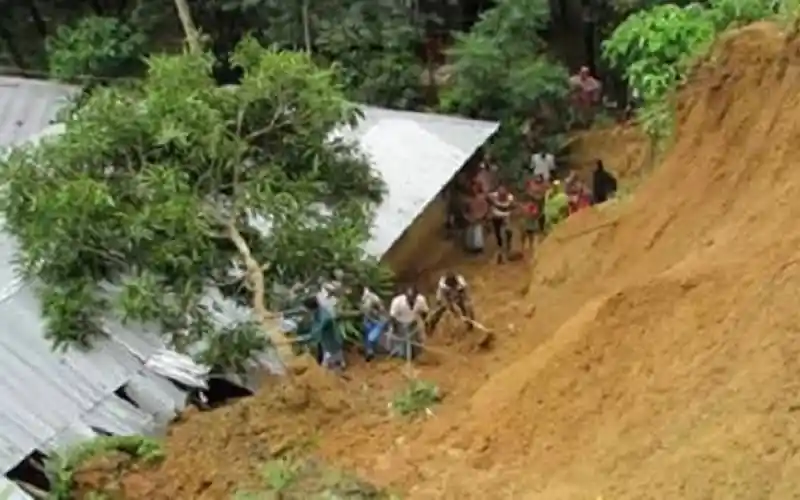 পাহাড়ধসের কারণে ক্ষতিগ্রস্ত বাড়িঘর ও মানুষজন. Channel i News - চ্যানেল আই নিউজ