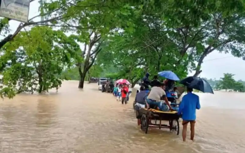 সাজেকের পানির নিচে সড়ক, পর্যটকরা জলমগ্ন পথে চলাচল করছে।. Channel i News - চ্যানেল আই নিউজ