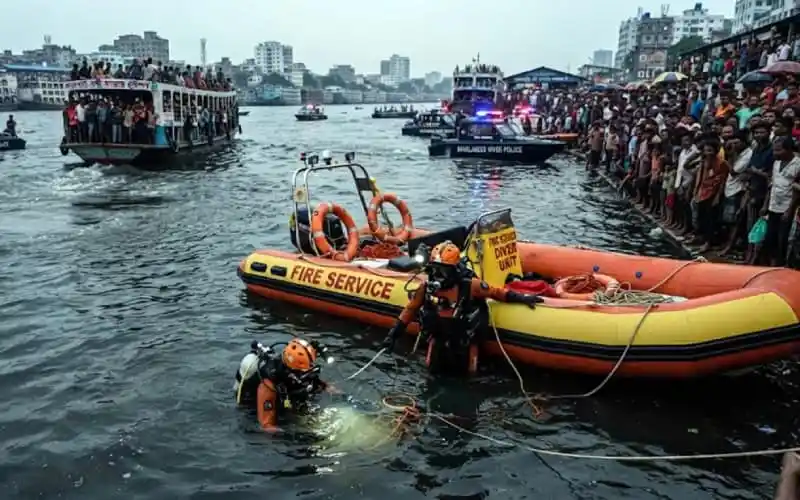 সদরঘাটে লঞ্চের ধাক্কায় ট্রলার ডুবে নিখোঁজ দুই. Channel i News - চ্যানেল আই নিউজ