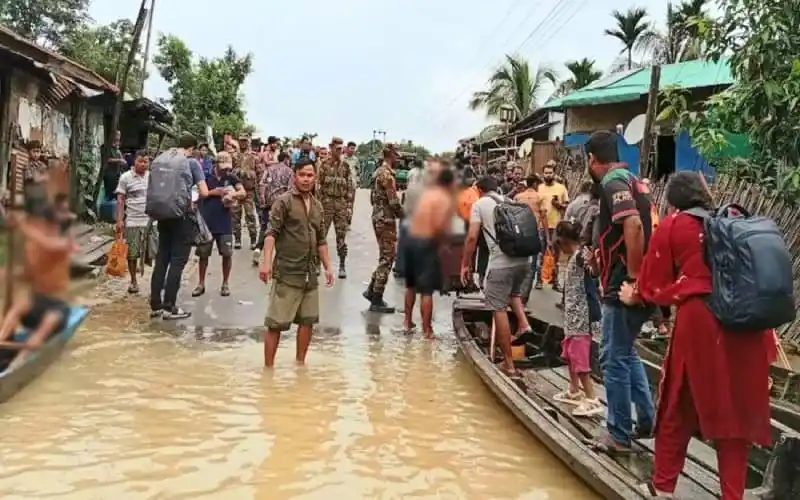 সাজেক থেকে ফিরছেন পর্যটকরা, সেনাবাহিনীর সহায়তায়. Channel i News - চ্যানেল আই নিউজ