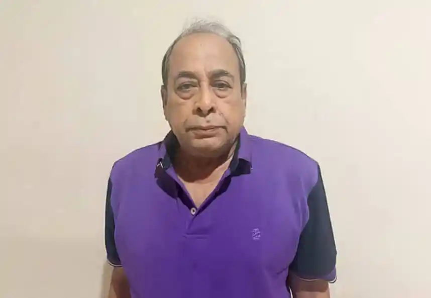 বয়সী পুরুষের ছবি, কালো ও বেগুনি পোশাক পরা. Channel i News - চ্যানেল আই নিউজ