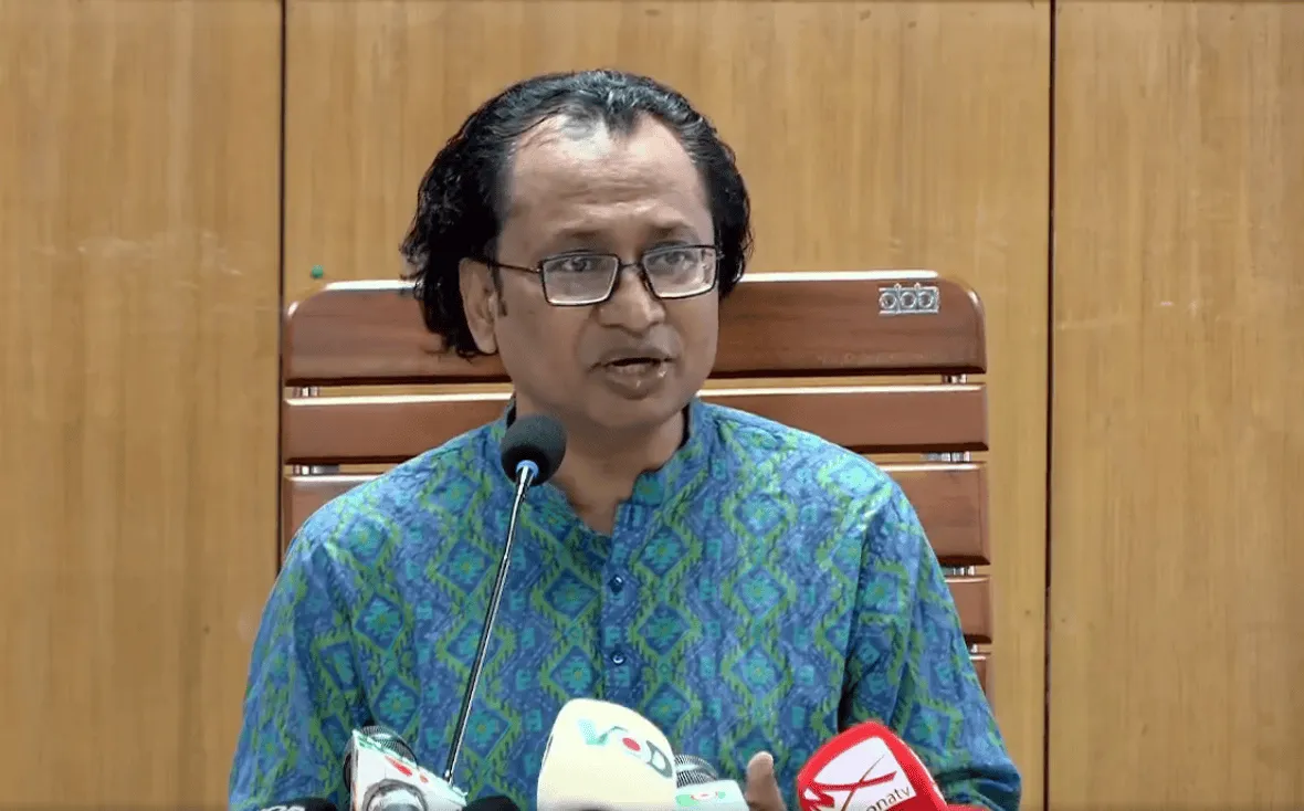বাংলাদেশের একজন সরকারি কর্মকর্তা সংবাদ সম্মেলনে বক্তব্য দিচ্ছেন।. Channel i News - চ্যানেল আই নিউজ