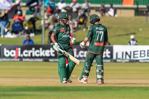 বাংলাদেশ ক্রিকেটাররা মাঠে একসঙ্গে আলোচনা করছে।. Channel i News - চ্যানেল আই নিউজ