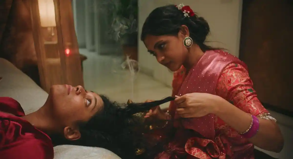 একজন নারী অন্যজনের চুলে আগুন ধরানোর দৃশ্য, নাটকীয় মুহূর্ত. Channel i News - চ্যানেল আই নিউজ
