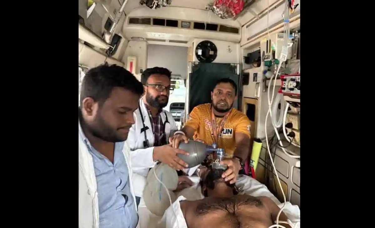 অসুস্থ রানার চিকিৎসা চলাকালে চিকিৎসক ও স্বজনরা পাশে আছেন. Channel i News - চ্যানেল আই নিউজ