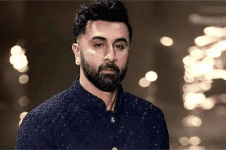 রণবীর কাপুরের ছবি, কালো পোশাক ও সুন্দর ব্যাকগ্রাউন্ডের সঙ্গে।. Channel i News - চ্যানেল আই নিউজ