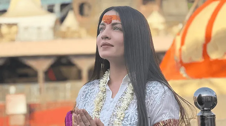 প্রাচীন স্থাপনা ও মন্দিরের পেছনে দাঁড়িয়ে নারী ভক্তের ছবি. Channel i News - চ্যানেল আই নিউজ