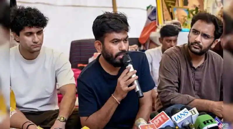 বিক্ষোভকারীরা ধর্মেন্দ্র প্রধানের পদত্যাগের দাবিতে আলোচনা করছে. Channel i News - চ্যানেল আই নিউজ