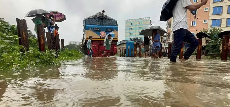 বৃষ্টির পানিতে কক্সবাজারগামী ট্রেন আটকা পড়েছে, যাত্রীরা পানিতে দাঁড়িয়ে অপেক্ষা করছে।. Channel i News - চ্যানেল আই নিউজ