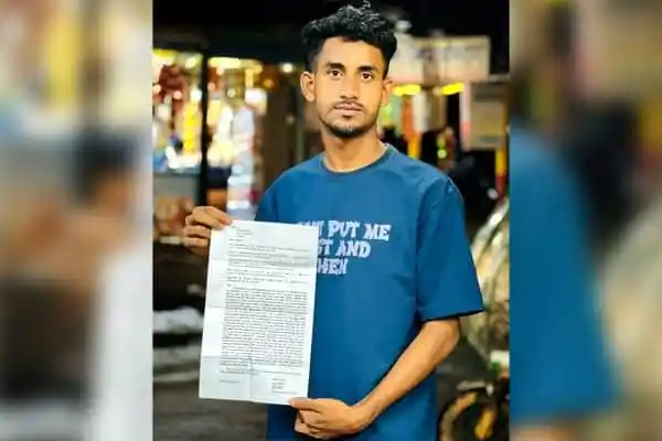 নোয়াখালীর তরুণ থানায় অভিযোগের জন্য লিখিত প্রতিবেদন দেখাচ্ছেন. Channel i News - চ্যানেল আই নিউজ