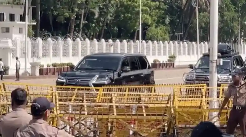 সাবেক রাষ্ট্রপতি বঙ্গভবন ছাড়লেন, নিরাপত্তা ব্যবস্থা দৃঢ়. Channel i News - চ্যানেল আই নিউজ