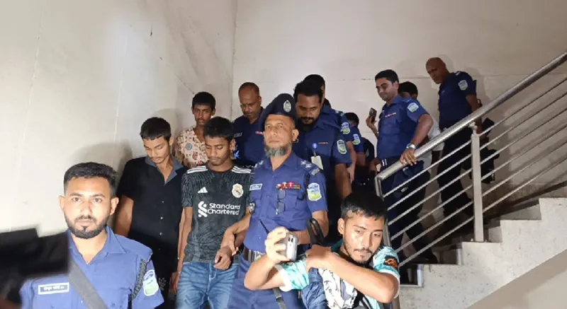 নিরাপত্তা বাহিনী ও সন্দেহভাজনরা সিঁড়ি দিয়ে নামছে. Channel i News - চ্যানেল আই নিউজ