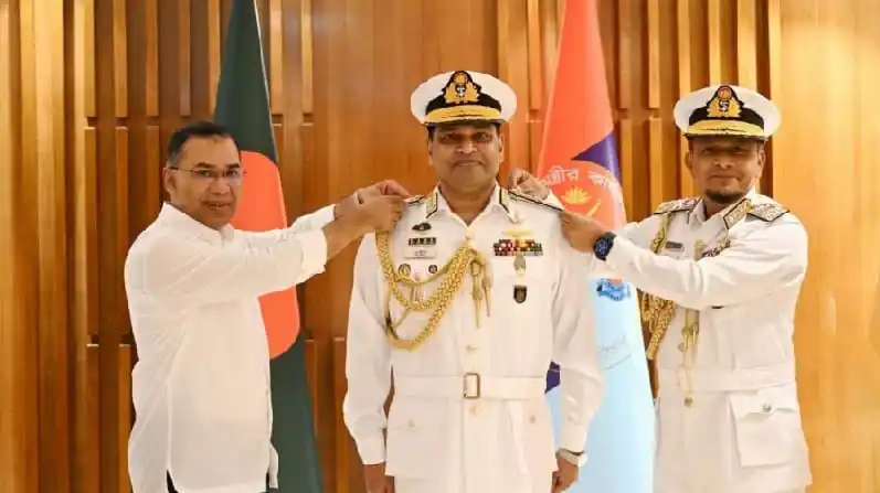 নৌবাহিনী প্রধানের র্যাঙ্ক ব্যাজ পরছেন প্রধানমন্ত্রী. Channel i News - চ্যানেল আই নিউজ