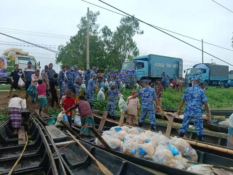 বন্যাদুর্গতদের পাশে বাংলাদেশ বিমান বাহিনী, ত্রাণ বিতরণ কার্যক্রম. Channel i News - চ্যানেল আই নিউজ