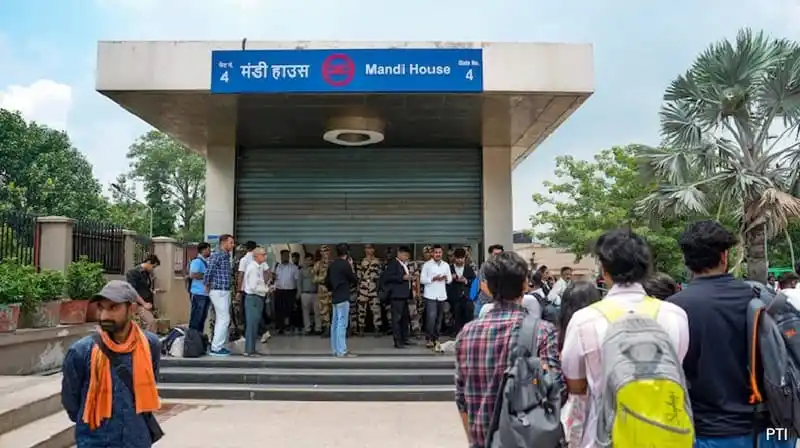 Delhi Mandi House metro station closed due to security reasons. Channel i News - চ্যানেল আই নিউজ