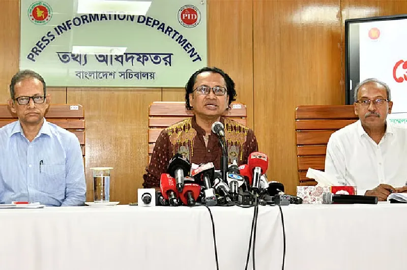 তথ্য উপদেষ্টা সাংবাদিকদের সঙ্গে প্রেস কনফারেন্সে বক্তব্য দিচ্ছেন. Channel i News - চ্যানেল আই নিউজ