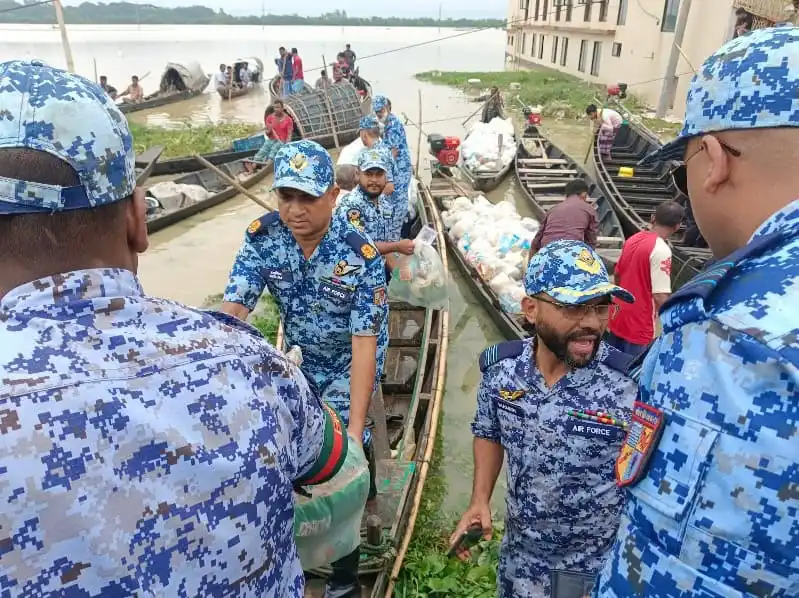 বাংলাদেশ বিমান বাহিনী বন্যাদুর্গতদের জন্য ত্রাণ বিতরণ করছে. Channel i News - চ্যানেল আই নিউজ