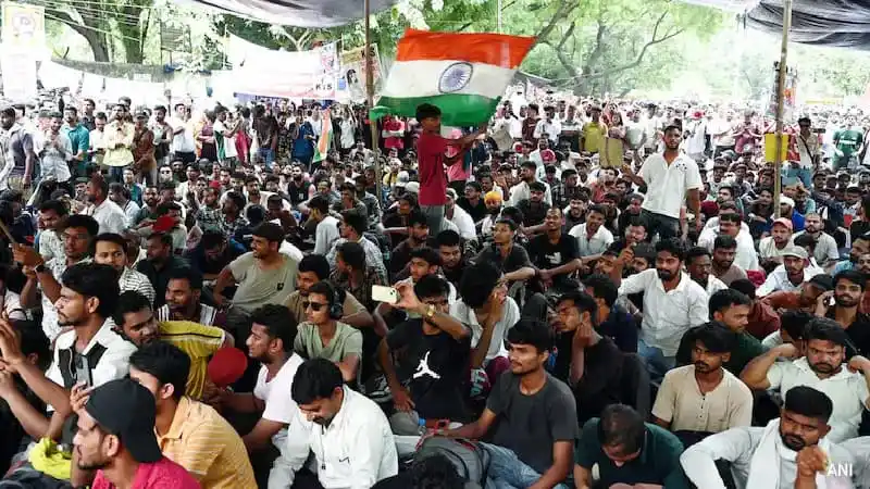জনতা পার্টির বিক্ষোভের জন্য বিশাল জনসমাগম, পতাকা হাতে আন্দোলনকারীরা. Channel i News - চ্যানেল আই নিউজ