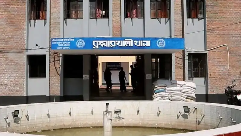 কুষ্টিয়ায় পুলিশ স্টেশনের সামনে পুলিশ সদস্যরা অবস্থান করছে।. Channel i News - চ্যানেল আই নিউজ