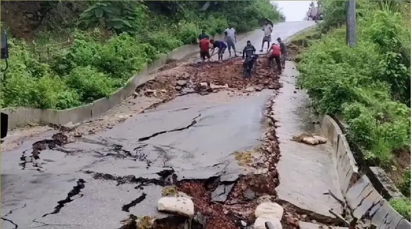 বন্যার কারণে সড়ক ভেঙে গেছে, মানুষ ক্ষতিগ্রস্ত এলাকায় কাজ করছে।. Channel i News - চ্যানেল আই নিউজ